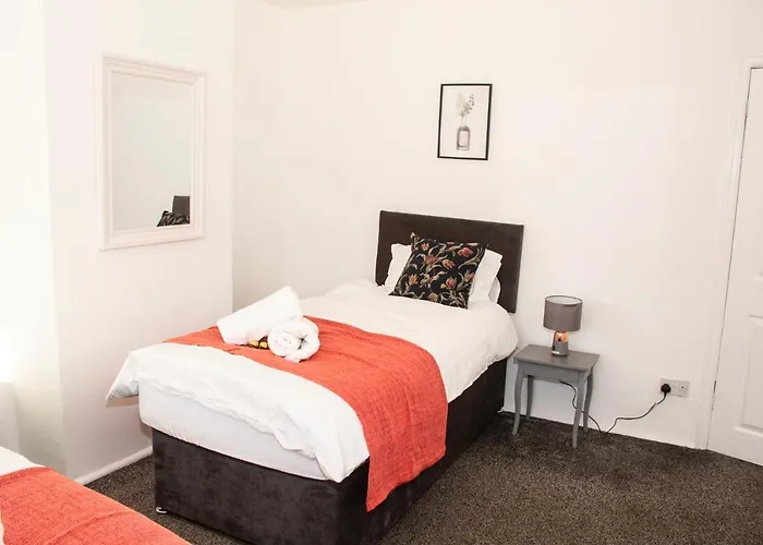 Trafford House - Stylish 3-Bed Home With Private Parking