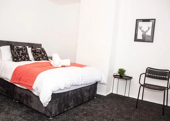 Trafford House - Stylish 3-Bed Home With Private Parking