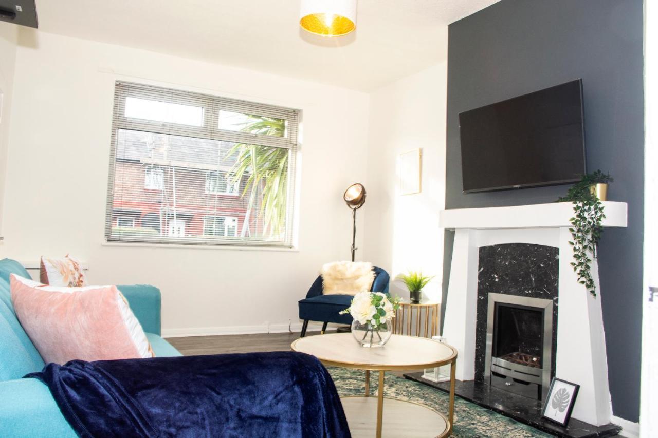 Vakantiehuis Trafford House - Stylish 3-bed With Private Parking *